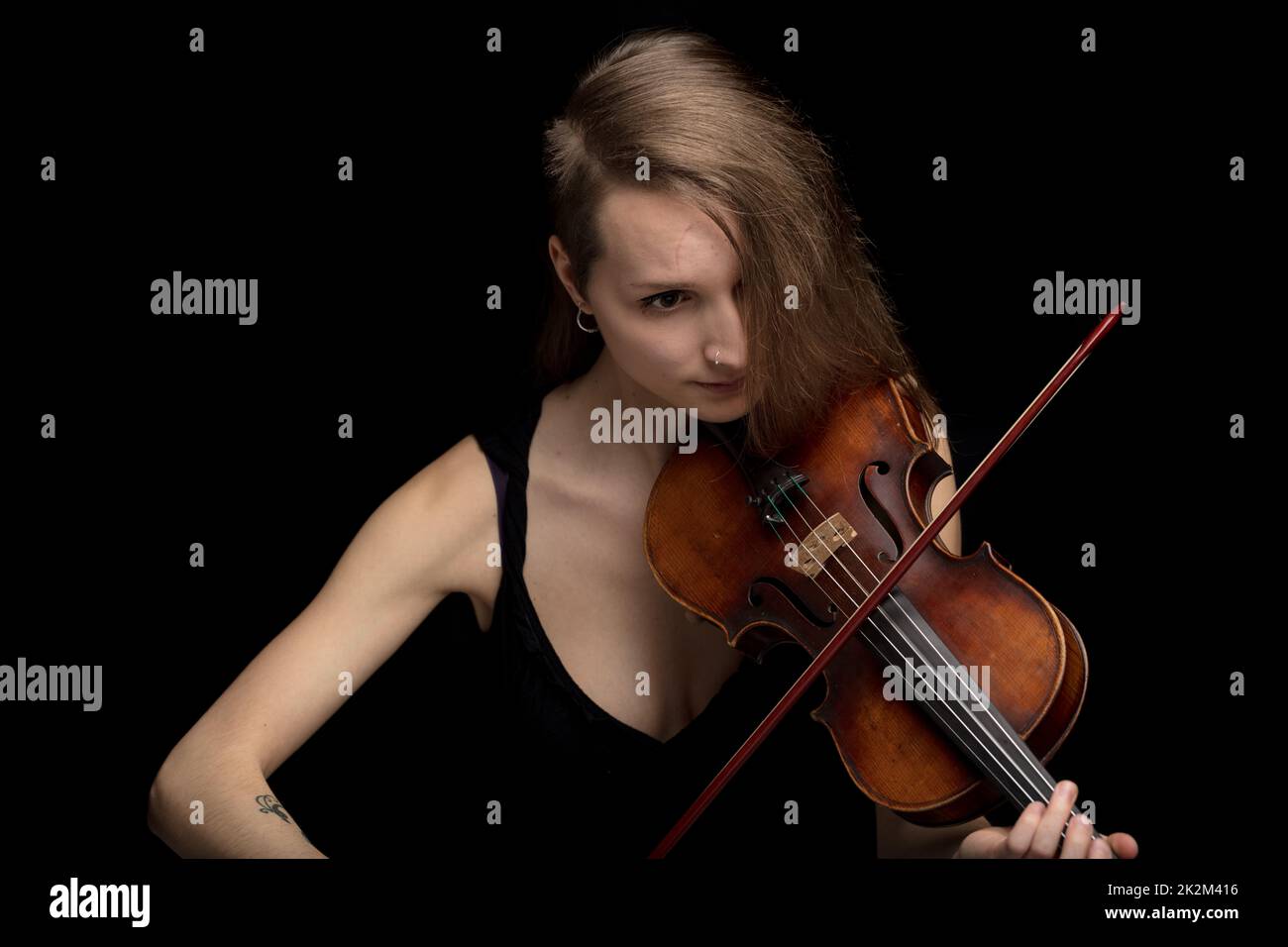 Appassionata musicista femminile che suona violino barocco Foto Stock