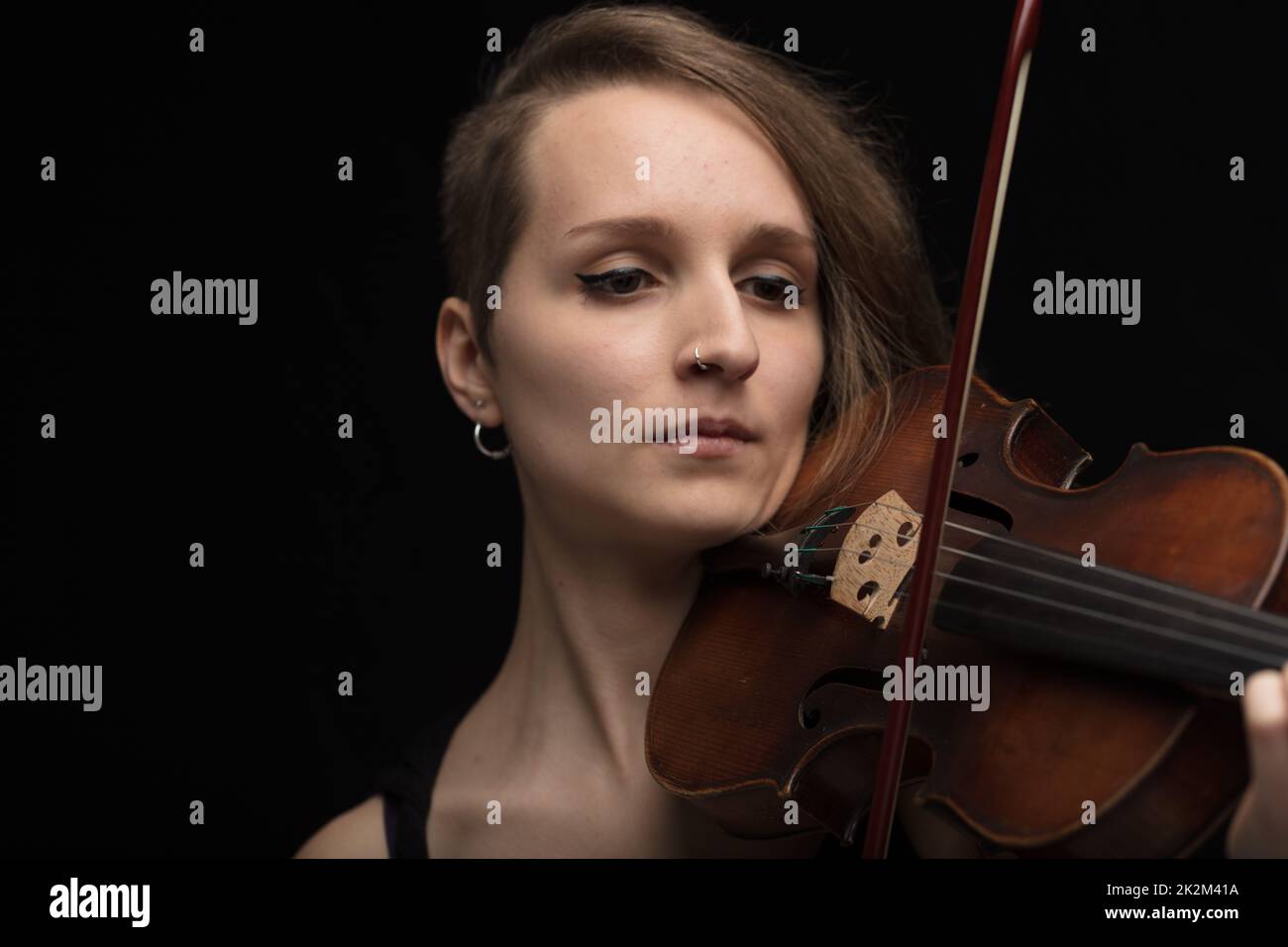 Ritratto di donna professionista dedicata violinista Foto Stock