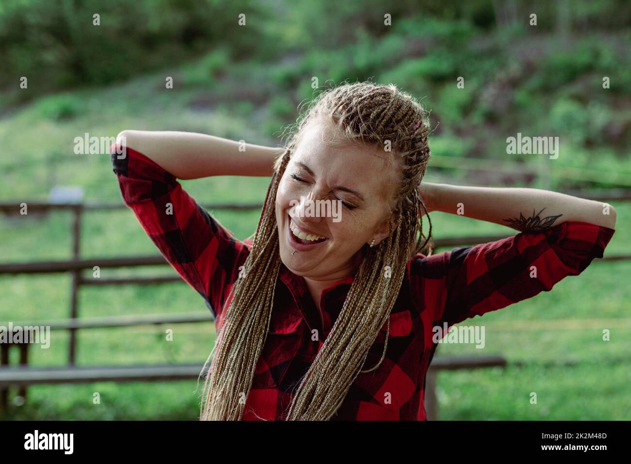 la donna si allunga, le braccia dietro la testa Foto Stock
