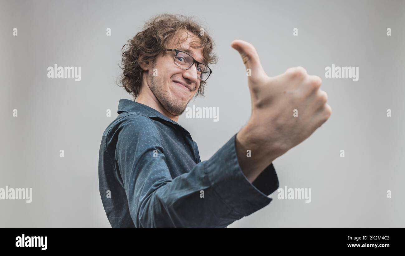 uomo ritratto di successo con un pollice in su Foto Stock