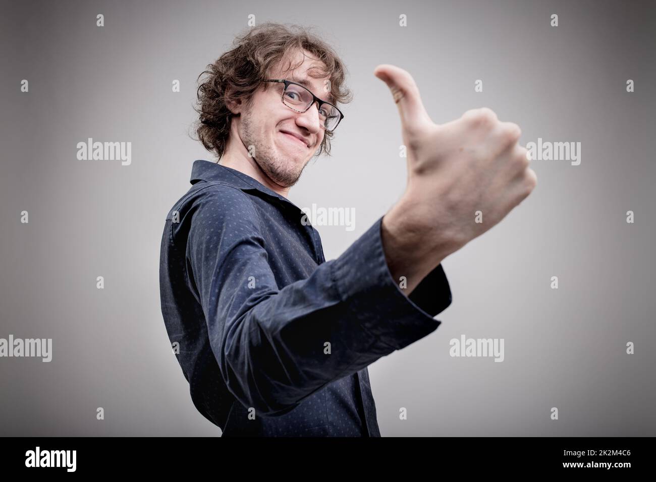 uomo ritratto di successo con un pollice in su Foto Stock