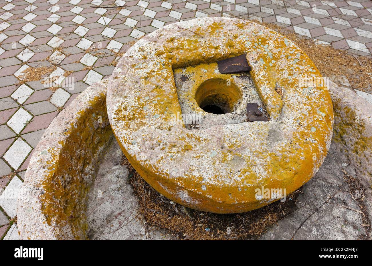 pietra da macina classica fatta dall'uomo, pietra da macina e pietra da macina, pietra da macina esposta nel parco Foto Stock