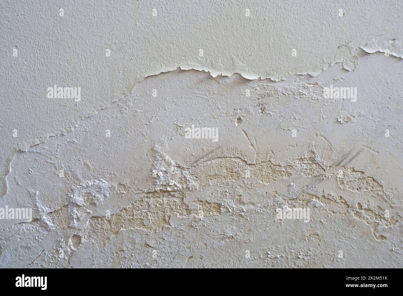 il muro che è ammuffito e deformato a causa dell'umidità Foto Stock
