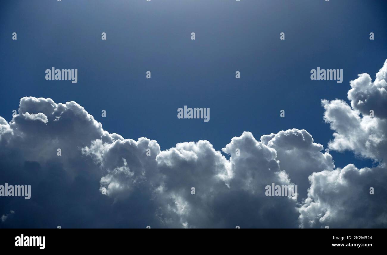 interessanti cluster di nuvole nel cielo, pesanti nuvole di pioggia, interessanti forme di nuvole, meravigliose nuvole bianche che sembrano cotone Foto Stock