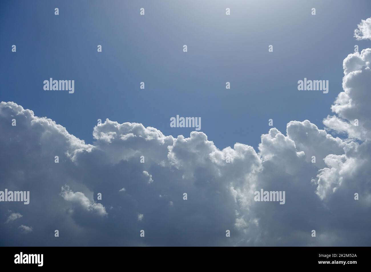 interessanti cluster di nuvole nel cielo, pesanti nuvole di pioggia, interessanti forme di nuvole, meravigliose nuvole bianche che sembrano cotone Foto Stock