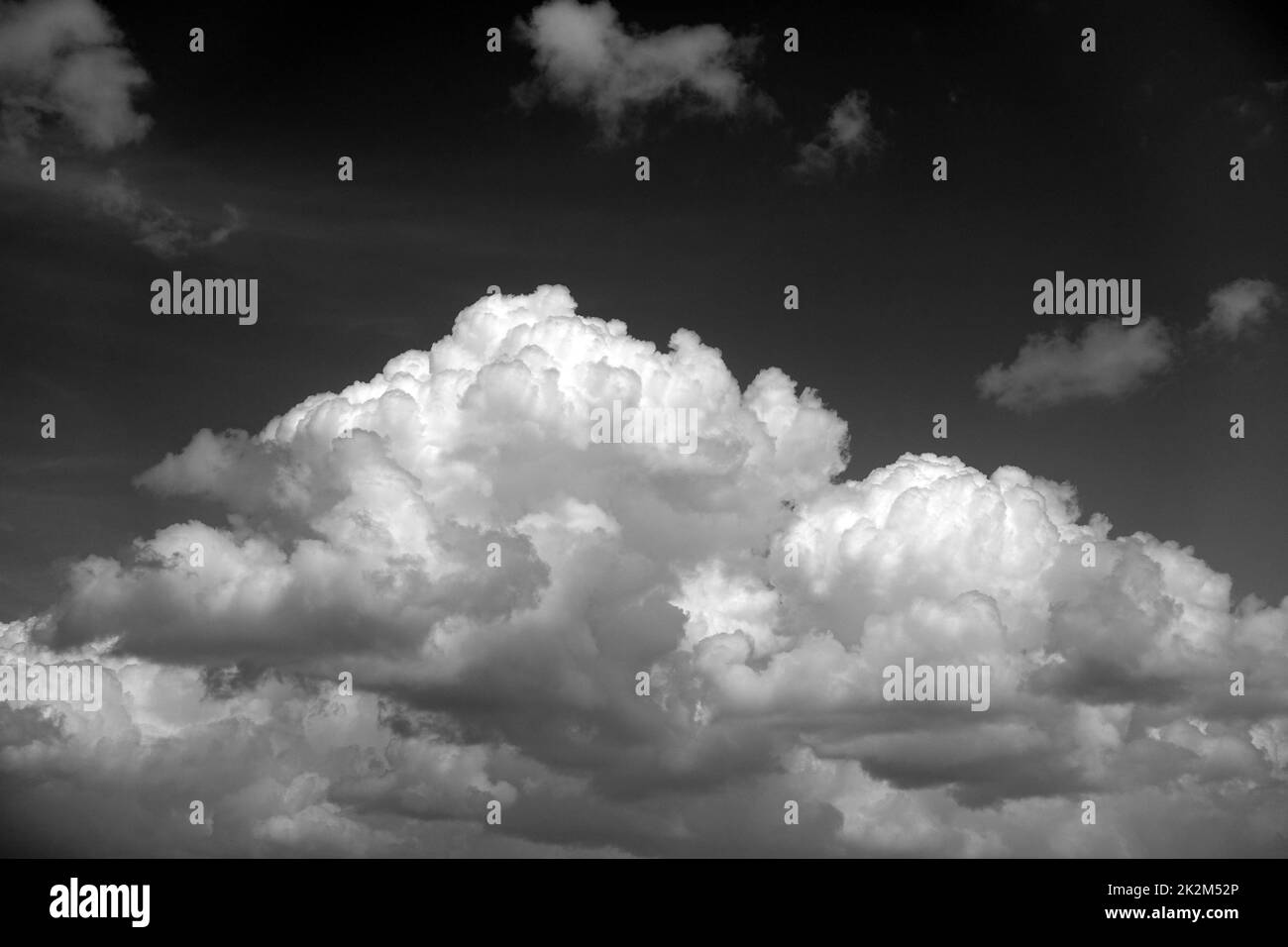 interessanti cluster di nuvole nel cielo, pesanti nuvole di pioggia, interessanti forme di nuvole, meravigliose nuvole bianche che sembrano cotone Foto Stock
