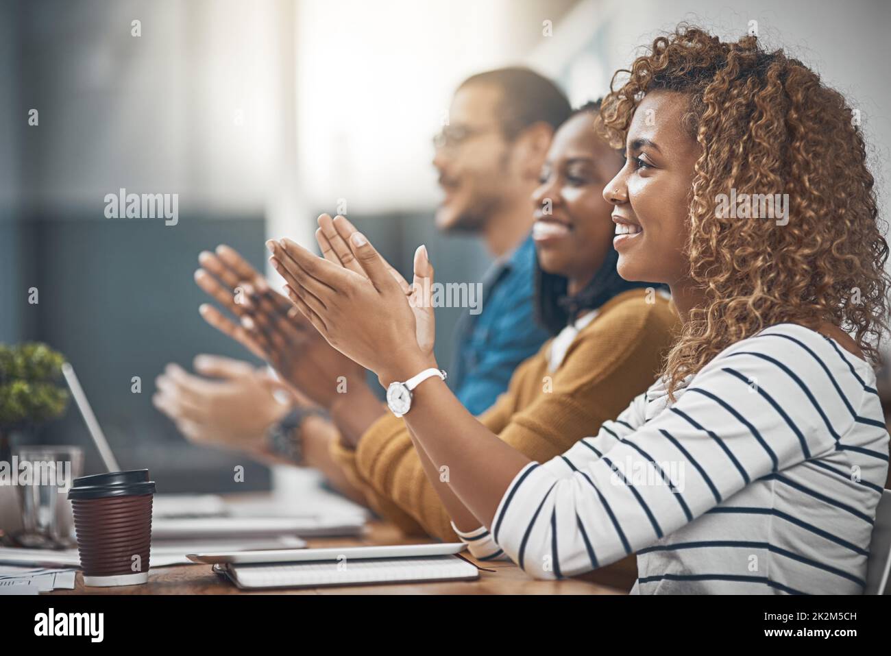 Thats che cosa denomini una buona riunione. Scatto di un gruppo di uomini d'affari che stringe le mani. Foto Stock