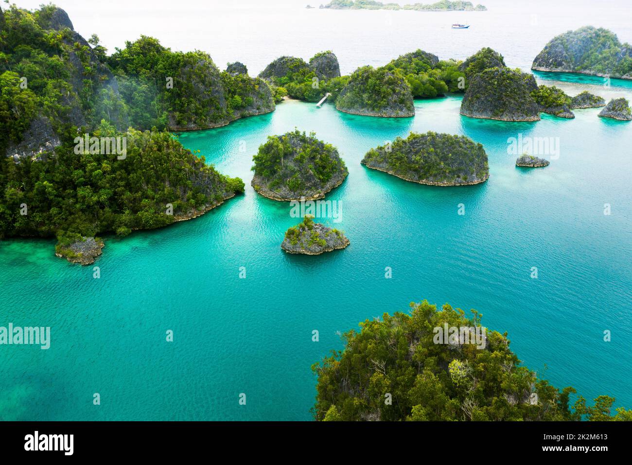 Che cosa è migliore di un'isola. Scatto ad alto angolo delle meravigliose isole Raja Ampat in Indonesia. Foto Stock