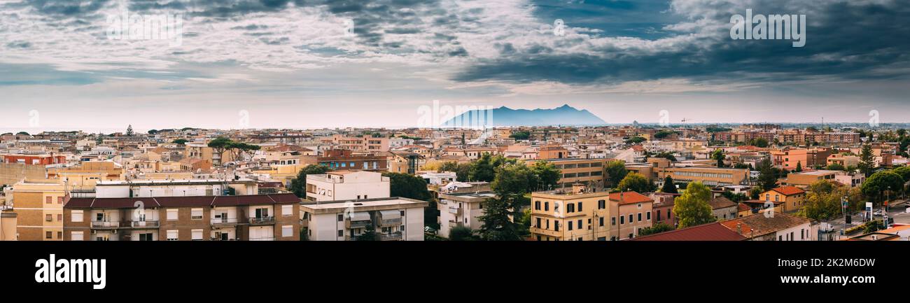 Terracina, Italia. Vista skyline di Terracina con promontorio Circeo e Mar Tirreno sullo sfondo Foto Stock