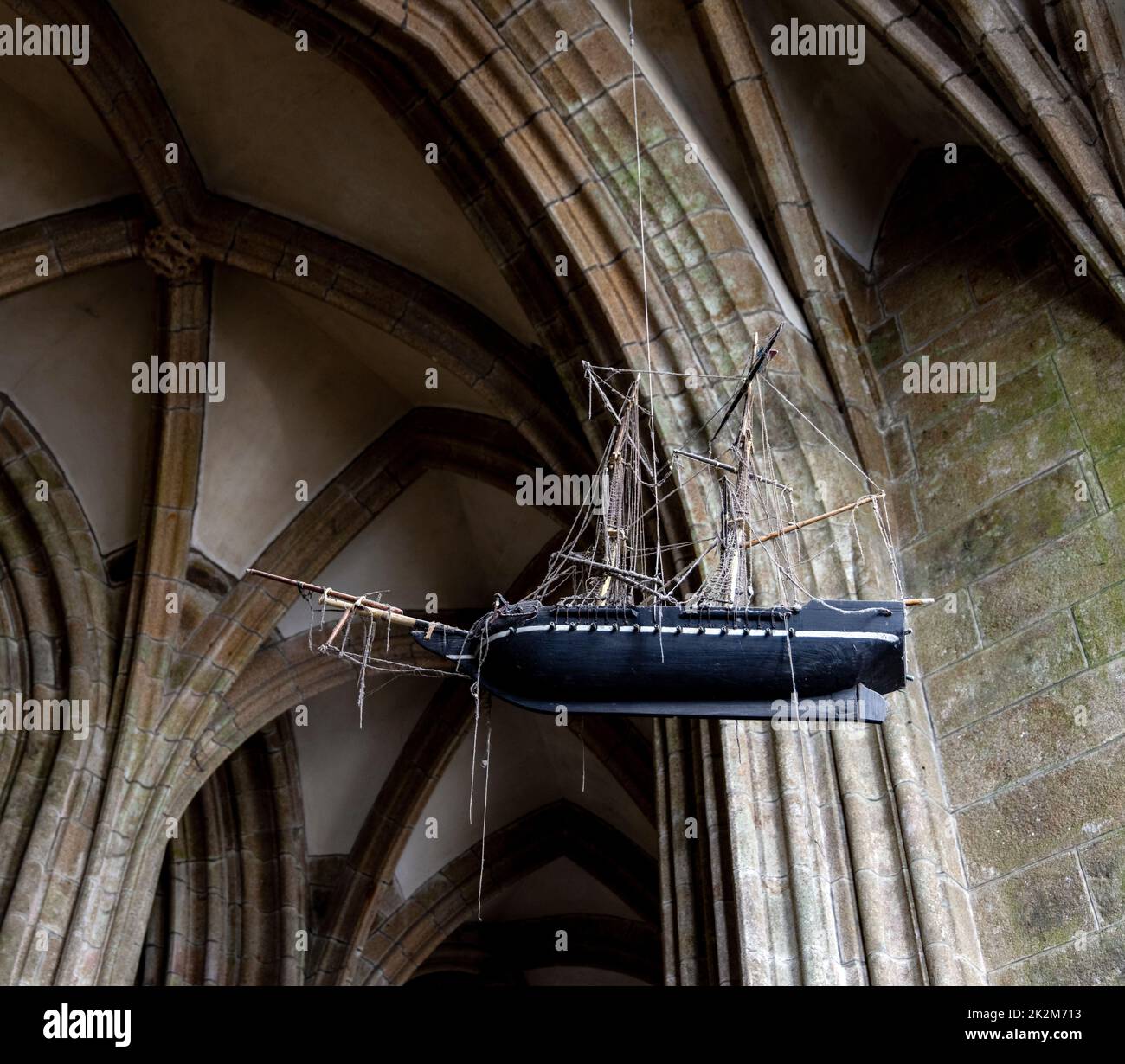 Modello in scala della barca l'Avranchain situato nel coro gotico nel ambulatorio di le Mont Saint-Michel, Normandia, Francia. Foto Stock