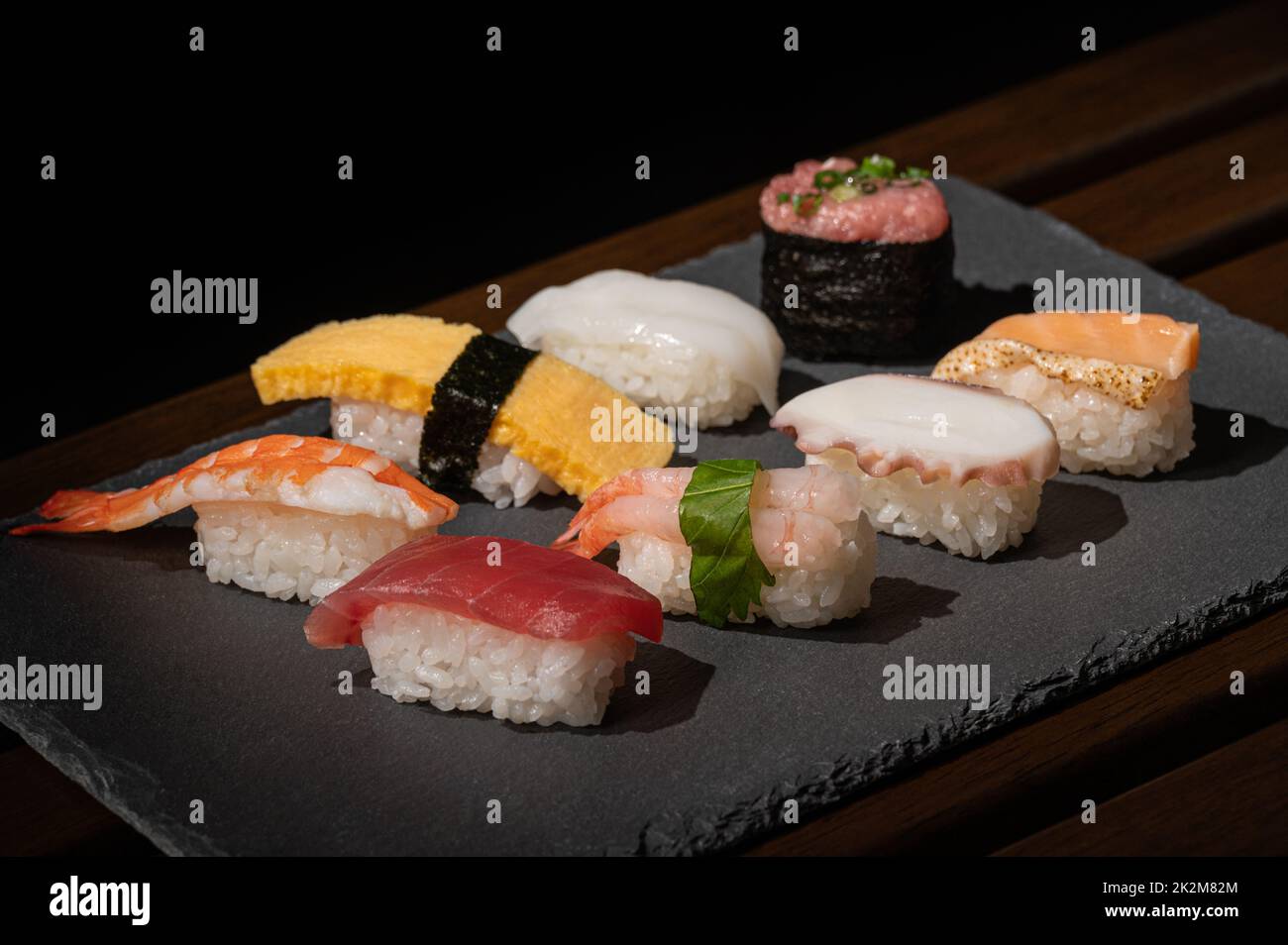 sushi giapponese (tonno, uova, gamberi, caviale, salmone, polpo, calamari) su piatto con stile minimal Foto Stock