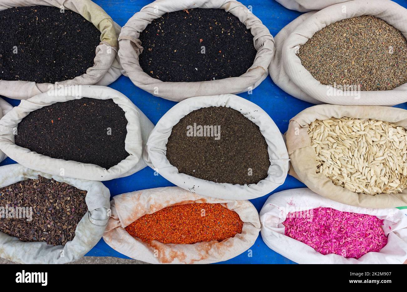Semi ancestrali aperti venduti in sacchetti di stoffa, semi biologici in Turchia, venditore di semi che vende semi nel mercato pubblico Foto Stock
