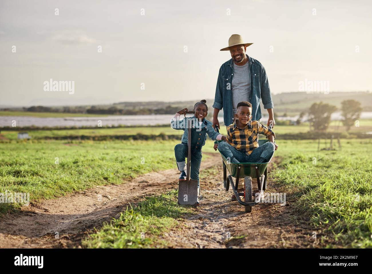 La famiglia che semina insieme cresce insieme Foto Stock