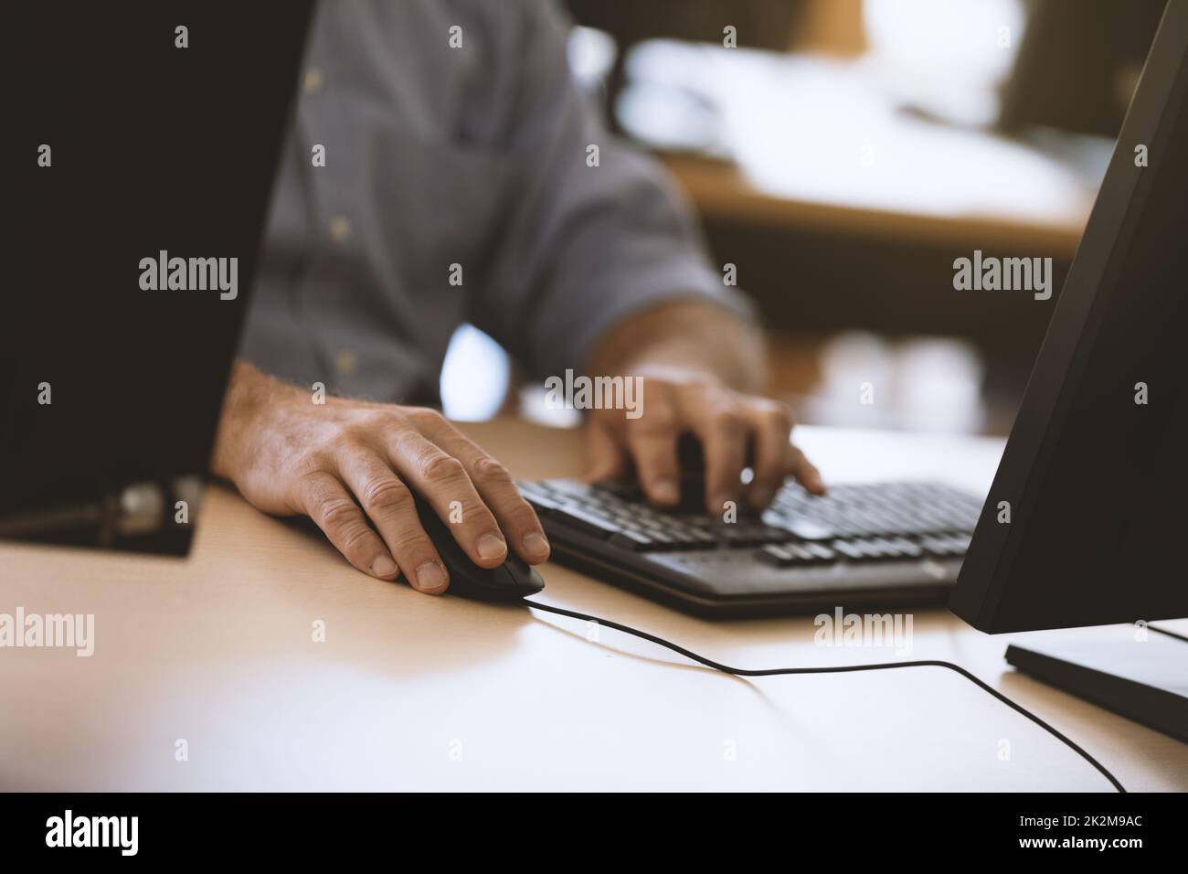 le mani dell'uomo che scrivono via sul computer Foto Stock