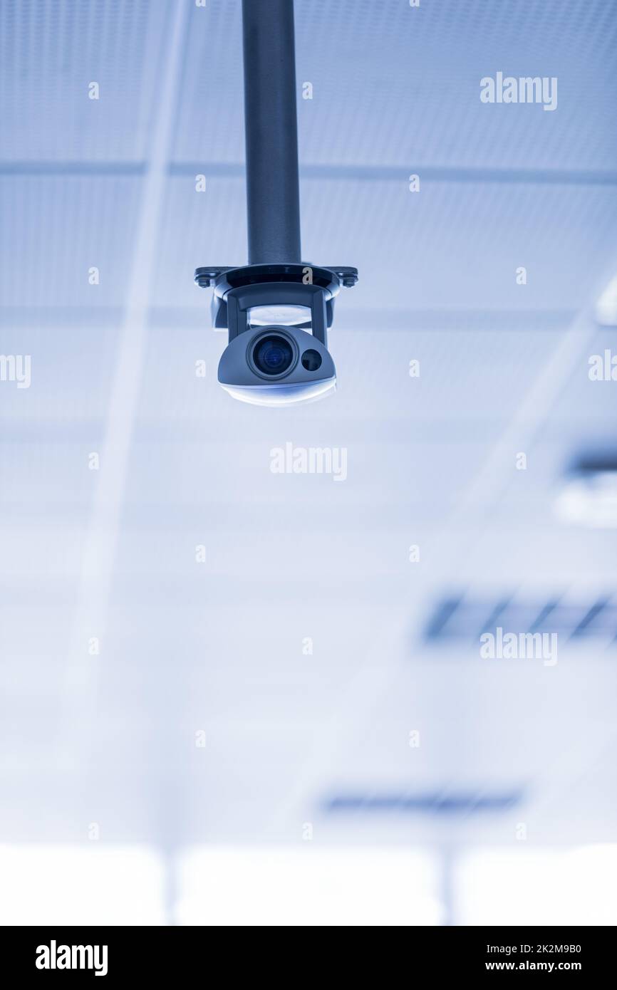 Telecamera di sorveglianza sospesa al soffitto Foto Stock