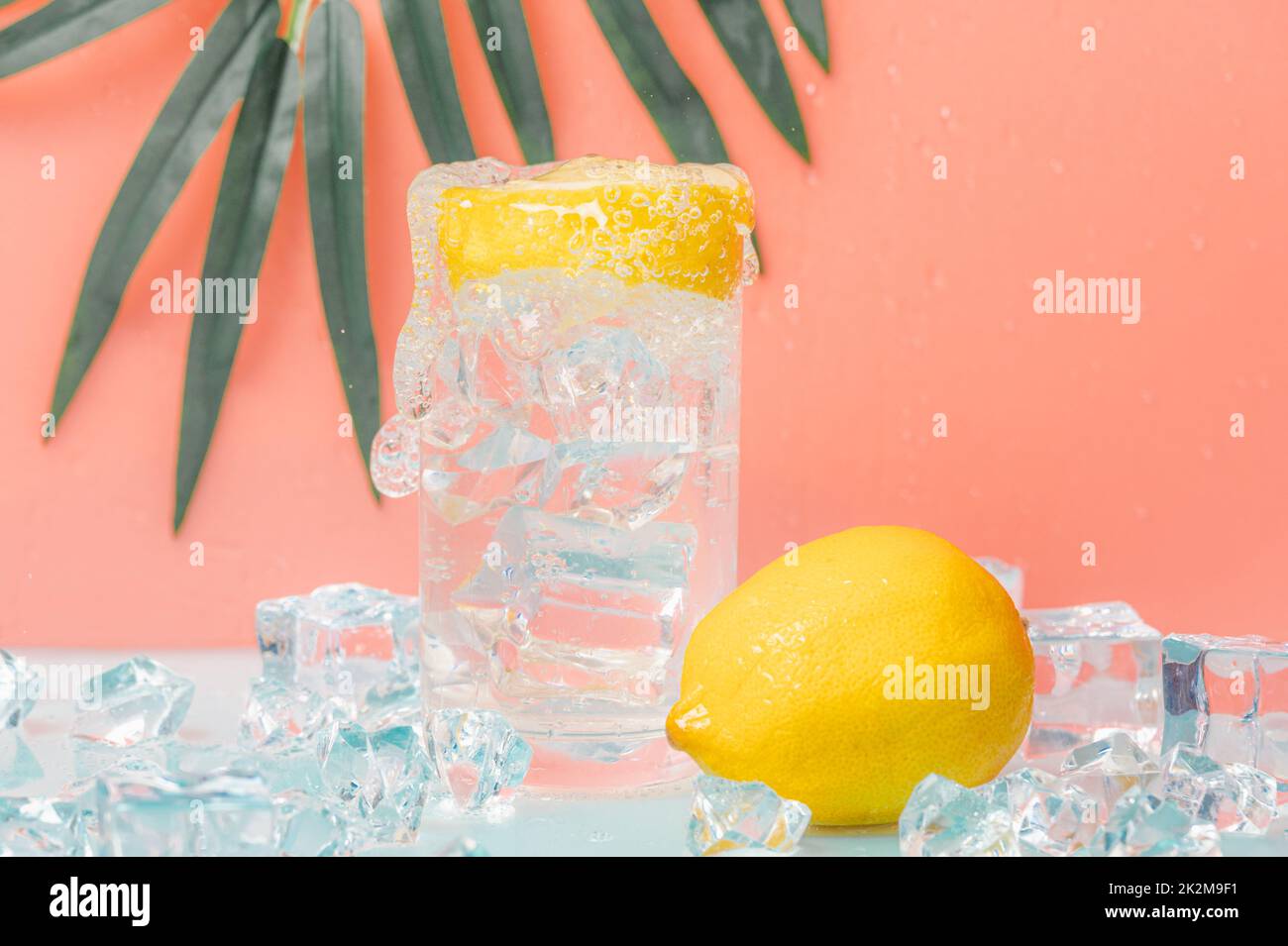 fresco drink estivo di ghiaccio, soda di limone con sfondo colorato. Foto Stock