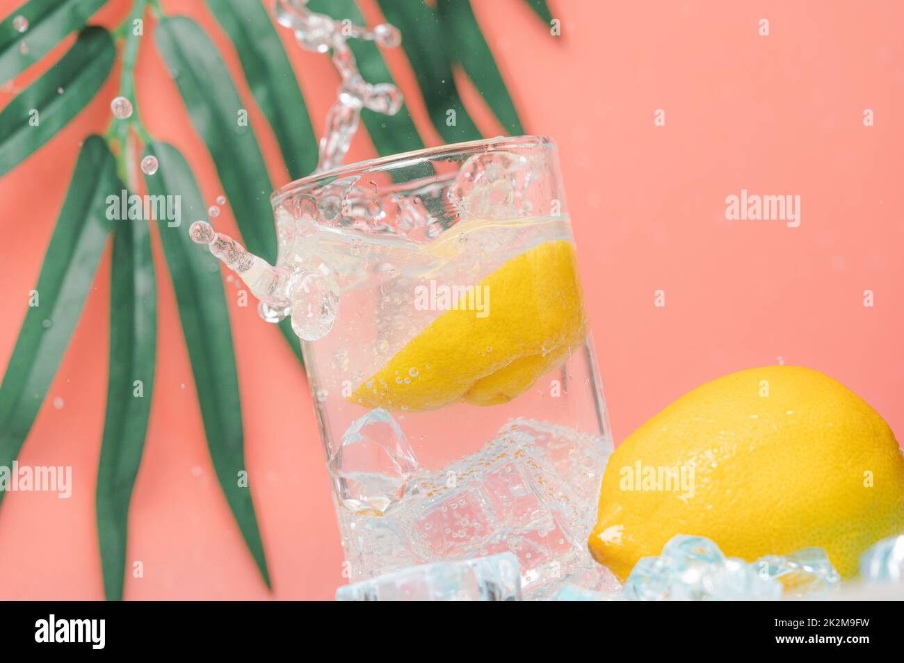 fresco drink estivo di ghiaccio, soda di limone con sfondo colorato. Foto Stock