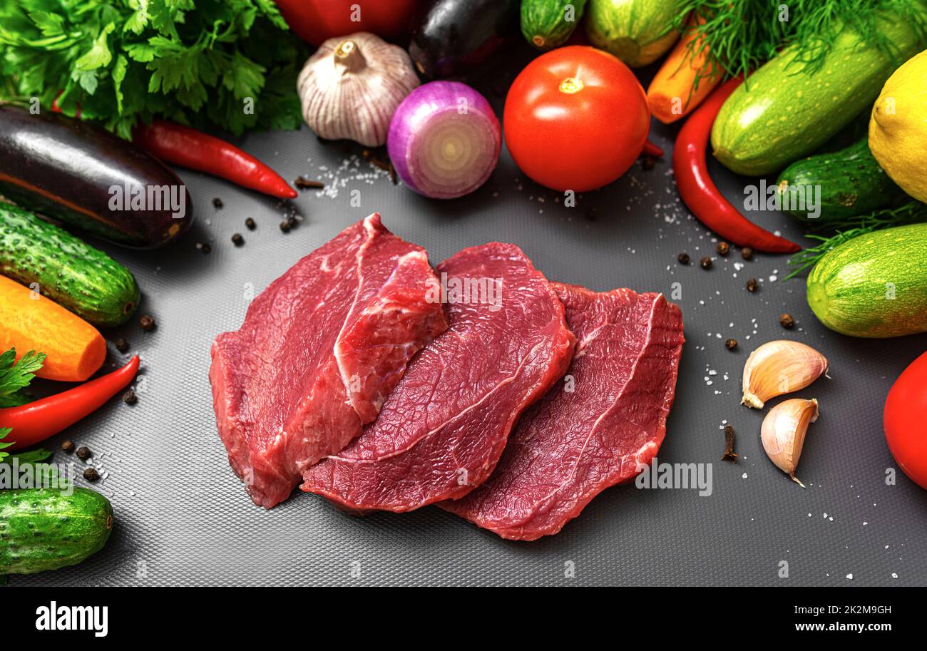 Pezzi di carne cruda per bistecca. Foto Stock