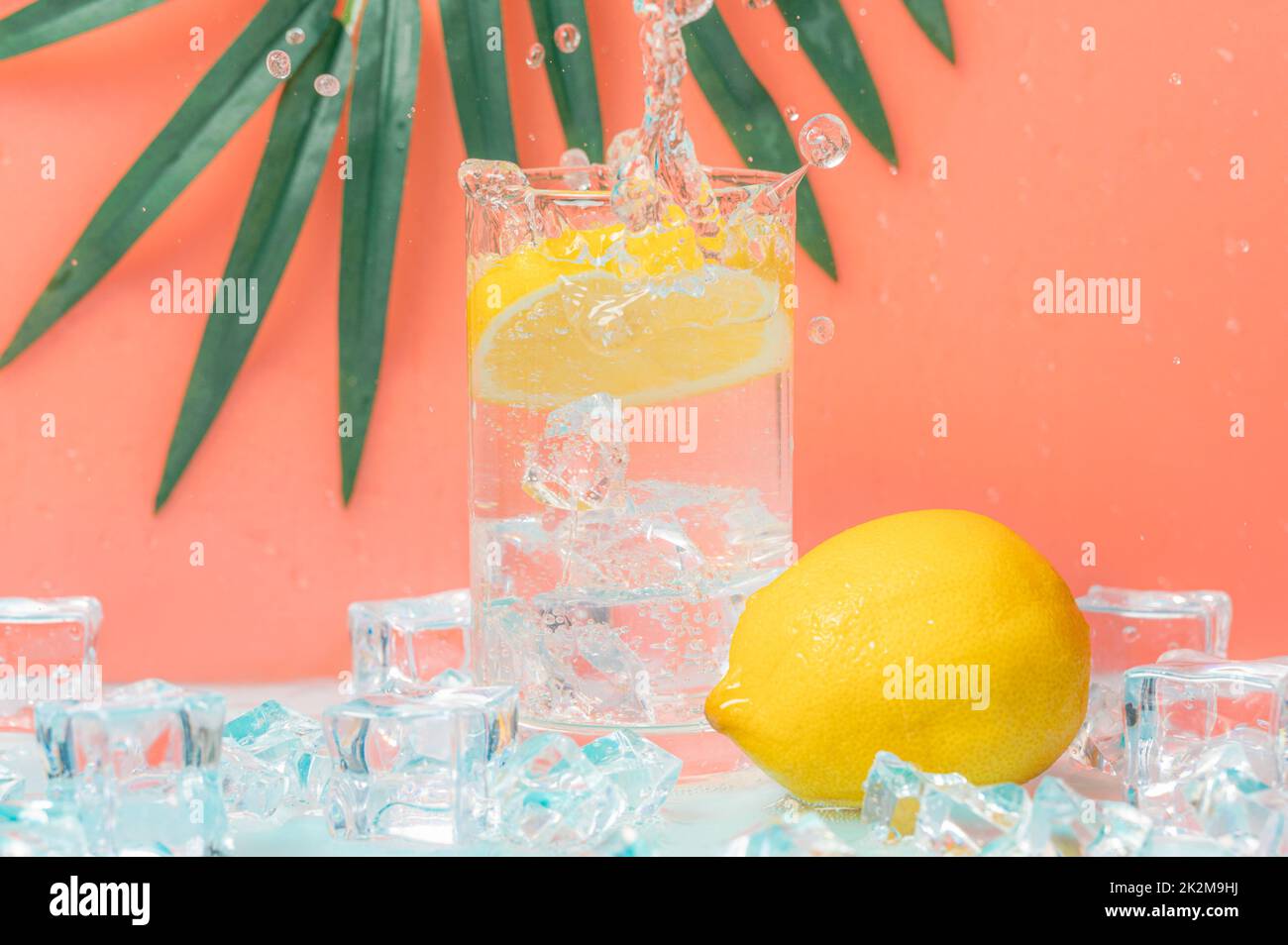 fresco drink estivo di ghiaccio, soda di limone con sfondo colorato. Foto Stock