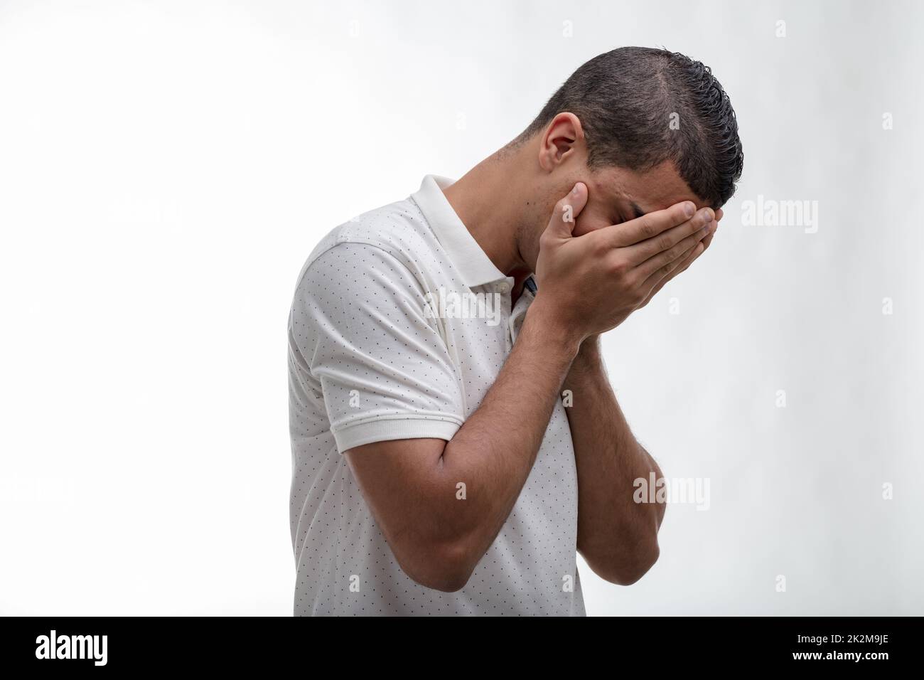 Mani sul viso uomo immagini e fotografie stock ad alta risoluzione - Alamy