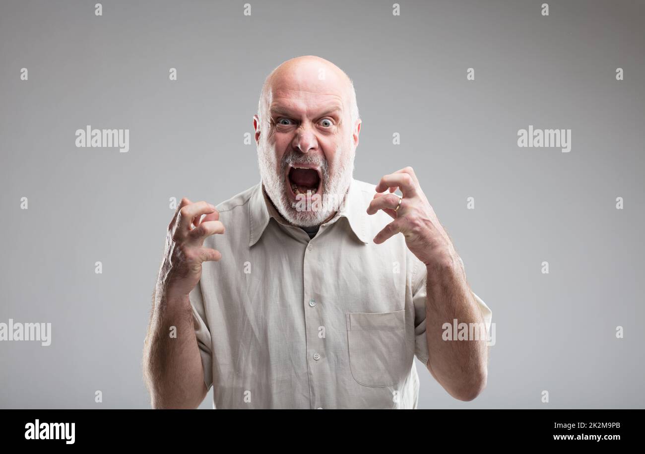 un vecchio arrabbiato impazzire o un lupo Foto Stock