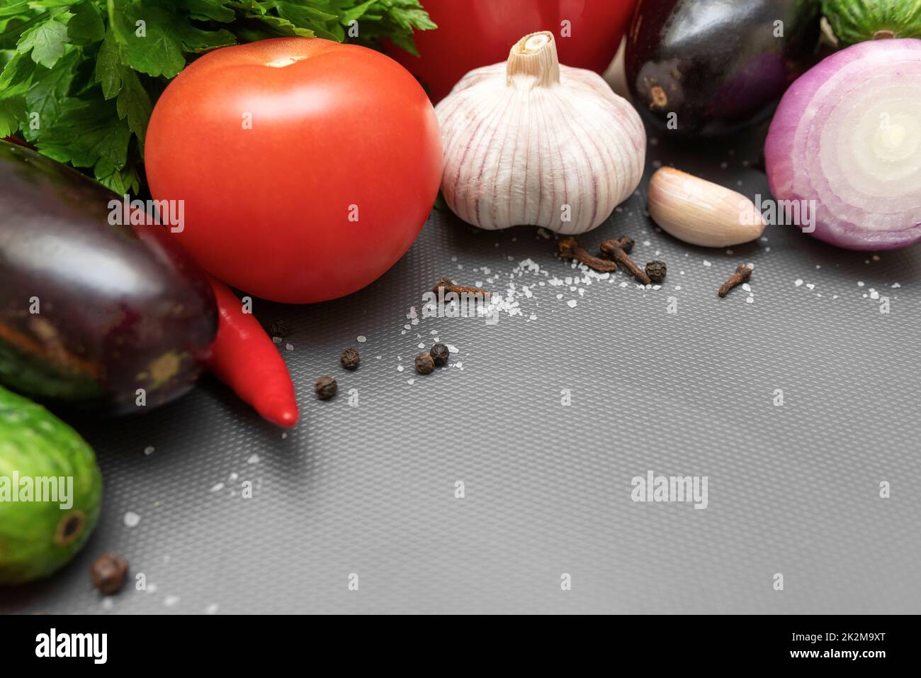 Verdura ancora vita sul tavolo da cucina. Foto Stock