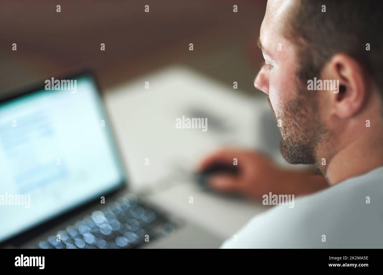 Tutto ciò di cui un blogger ha bisogno. Scatto ritagliato di un giovane che lavora sul suo laptop. Foto Stock