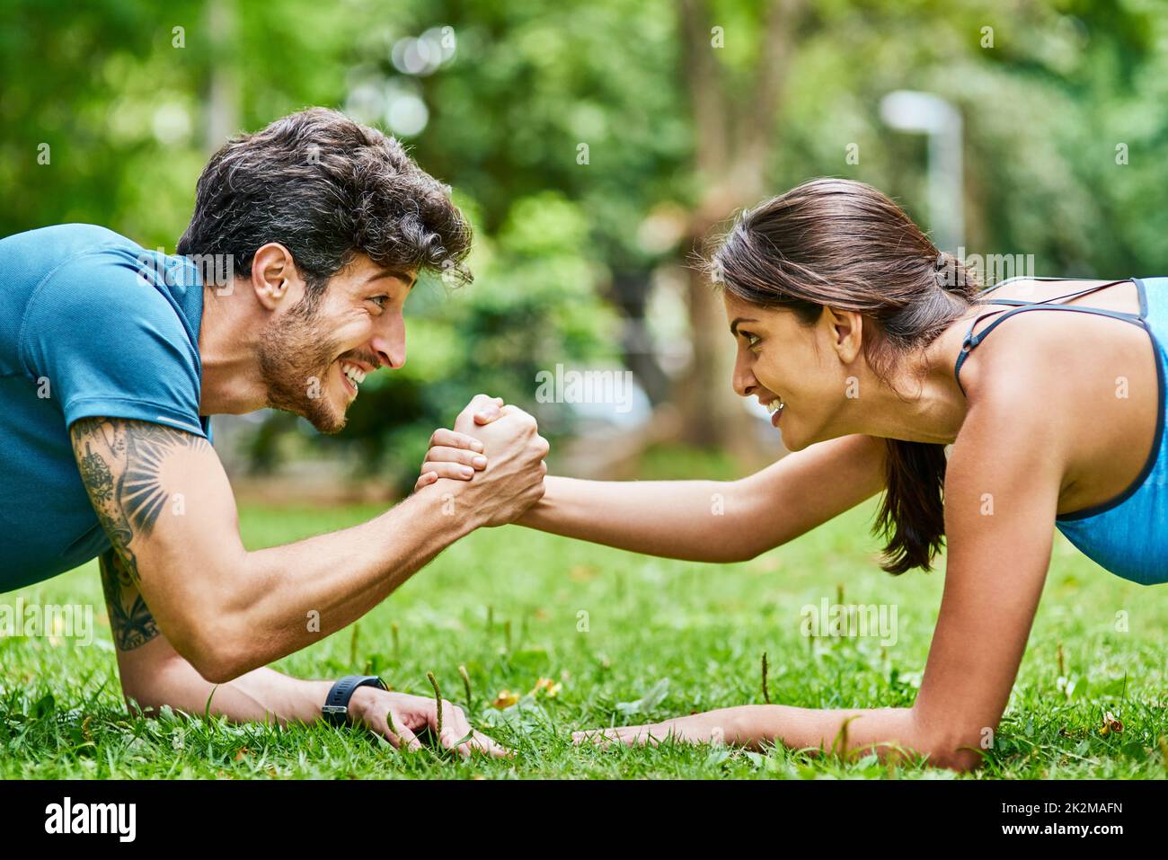 Sostenersi a vicenda verso uno stile di vita più sano. Scatto di una giovane coppia sportiva che si esercita insieme all'aperto. Foto Stock