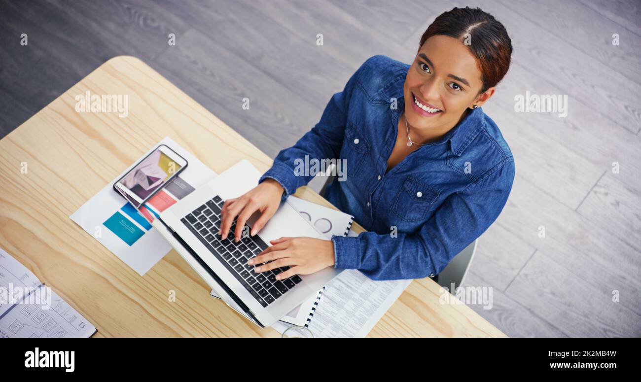 Grandi speranze e alte aspirazioni. Ritratto di una giovane e attraente donna d'affari che utilizza un computer portatile alla sua scrivania d'ufficio al lavoro. Foto Stock