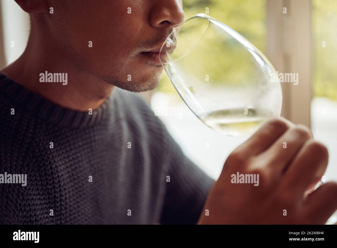 Metti alla prova i tuoi sensi. Shot di un giovane uomo fuori degustazione di vino. Foto Stock