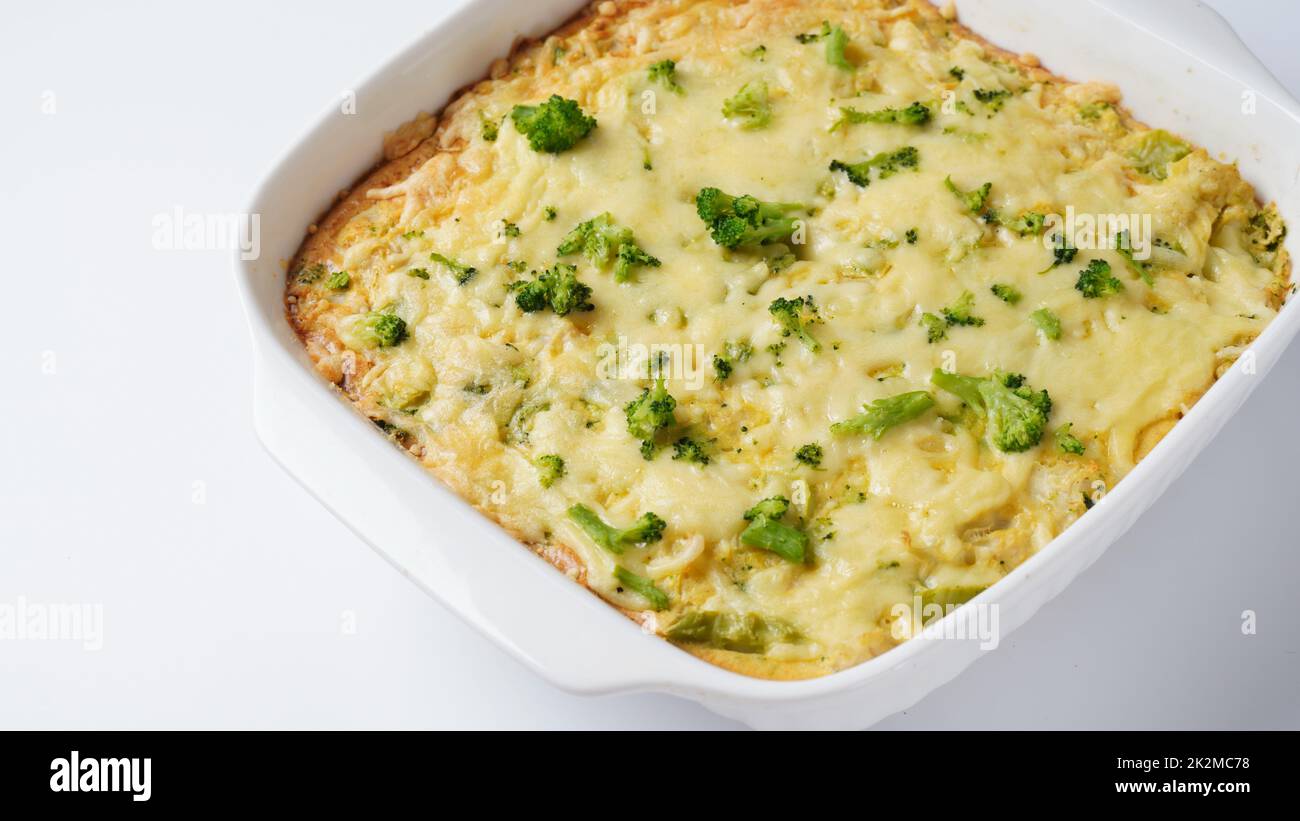 Casseruola con formaggio e broccoli. Broccoli gratinati con formaggio fuso Foto Stock