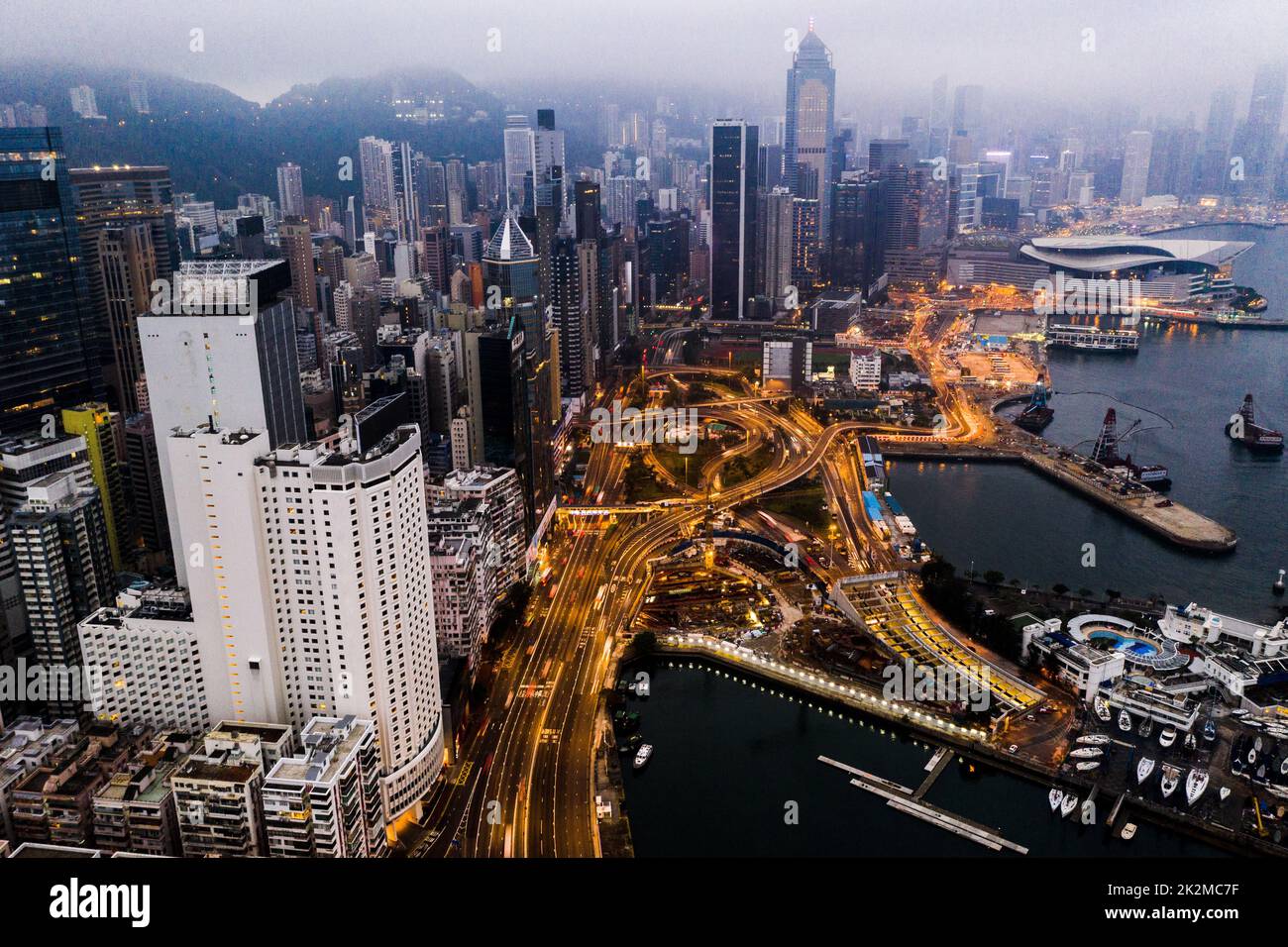 Ti innamorerai di questa città. Scatto aereo di grattacieli, blocchi di uffici e altri edifici commerciali nella metropoli urbana di Hong Kong. Foto Stock