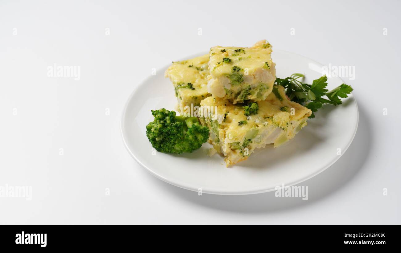 Casseruola con formaggio e broccoli. Broccoli gratinati con formaggio fuso Foto Stock