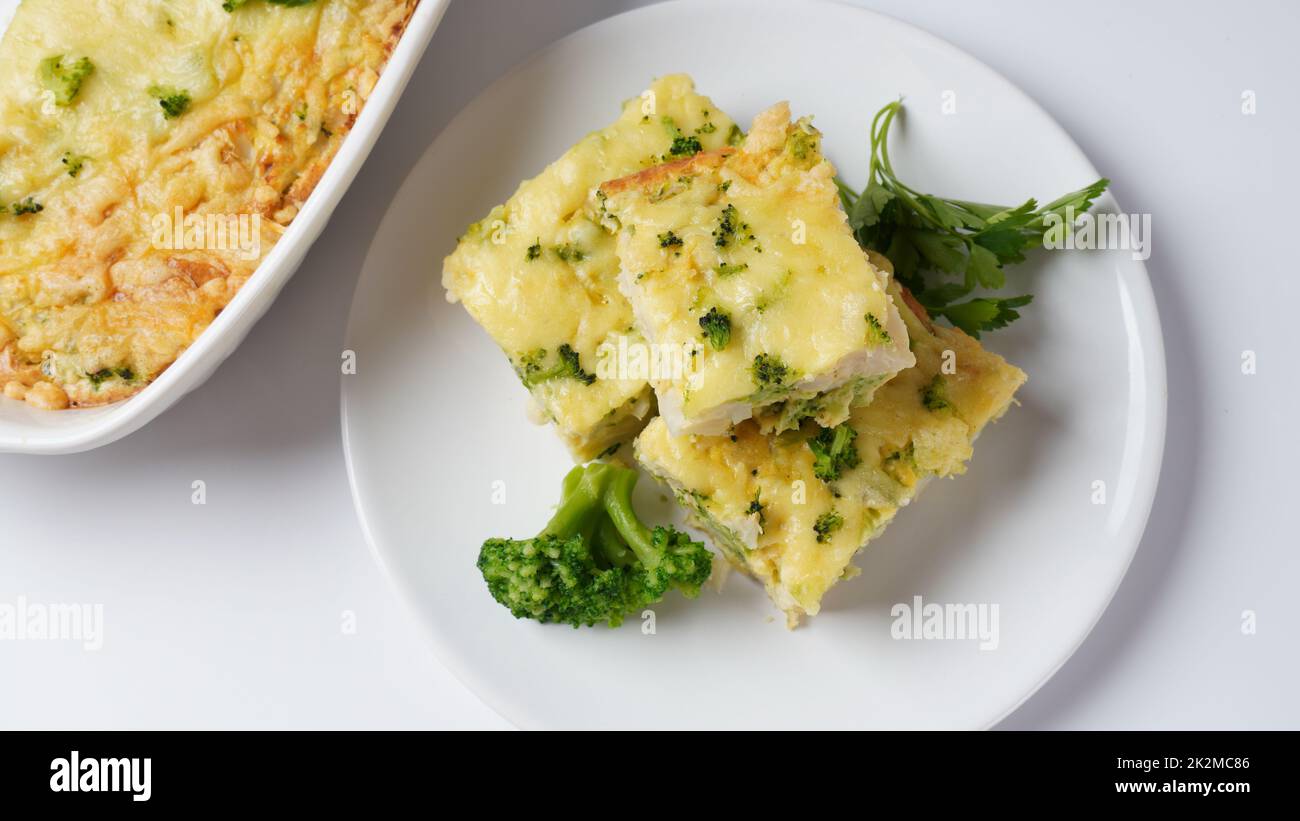 Casseruola con formaggio e broccoli. Broccoli gratinati con formaggio fuso Foto Stock