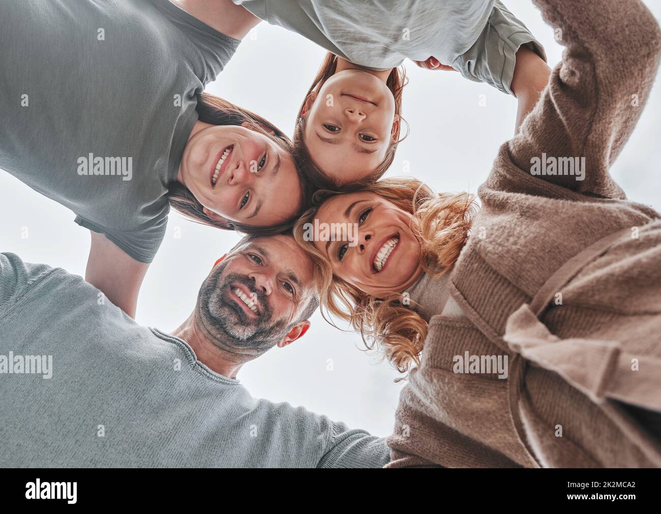 Quando ci siamo l'un l'altro, abbiamo tutto. Sparato di una famiglia di quattro in piedi insieme in un huddle. Foto Stock