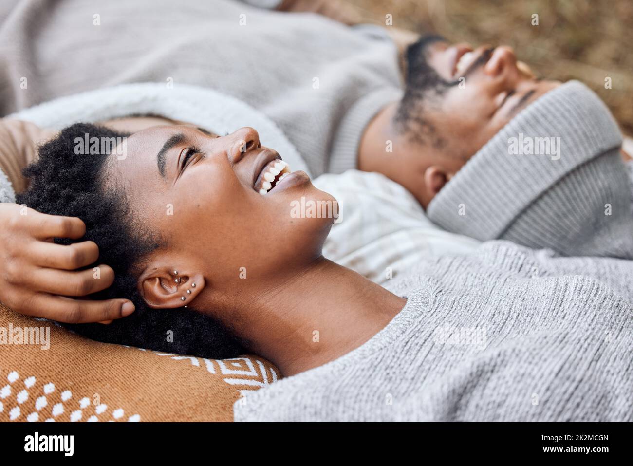 Il vostro punto di vista è sempre così illuminante. Shot di una giovane coppia sdraiata insieme mentre si accampano. Foto Stock