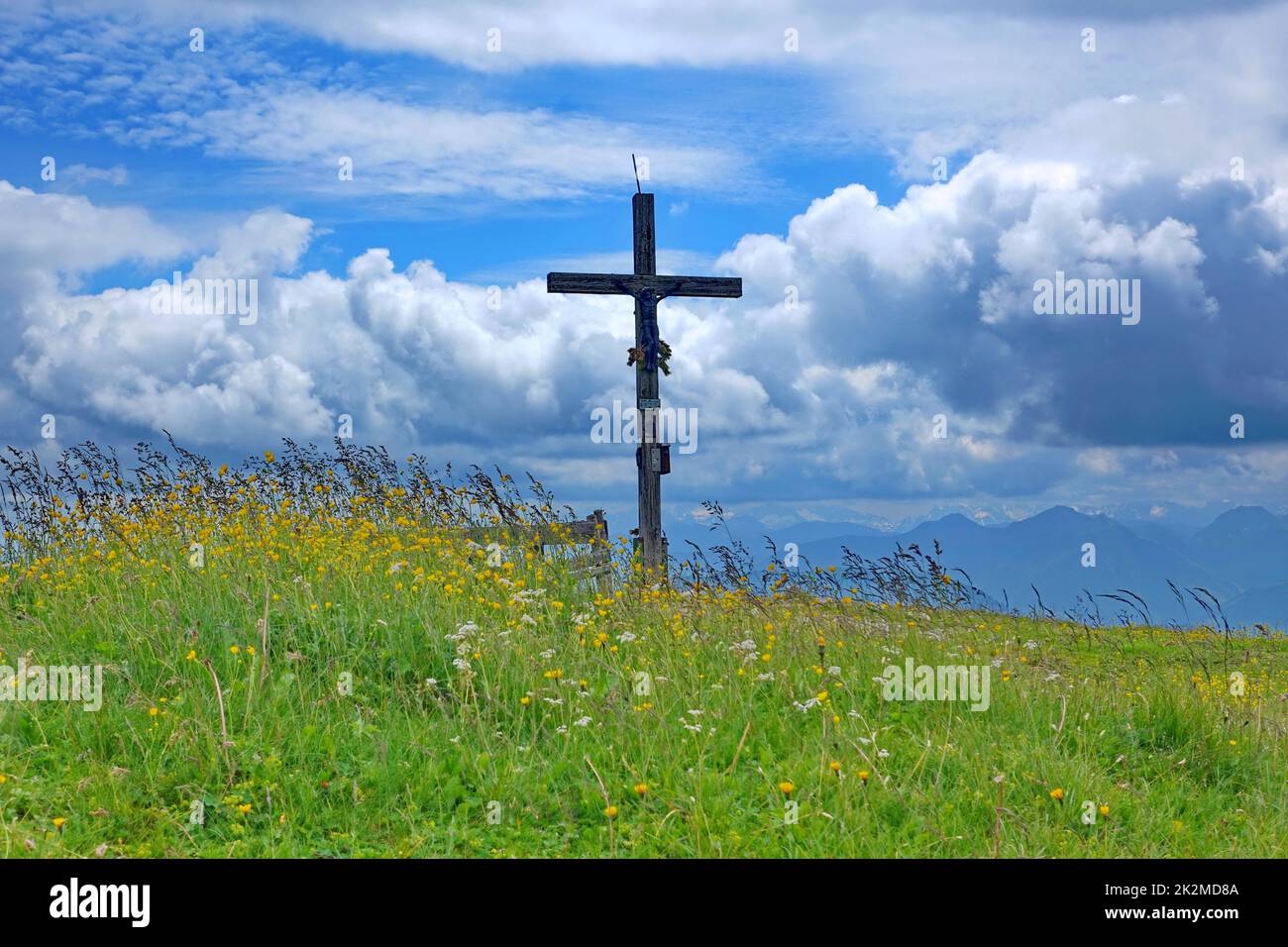 Austria, Tirolo, Alpi del Chiemgau, Monte Fellhorn, prato fiorito, summit cross, nuvole, viaggio, turismo, paesaggio Foto Stock