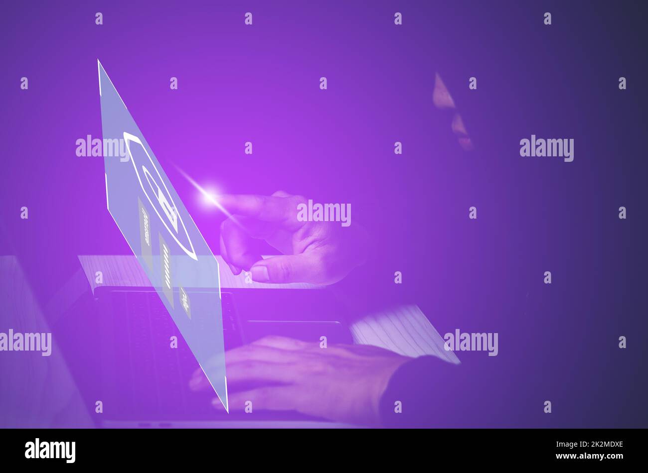 Furto di dati e codici di sicurezza informatica concetto di criminalità digitale che protegge i dati dagli hacker. Foto Stock