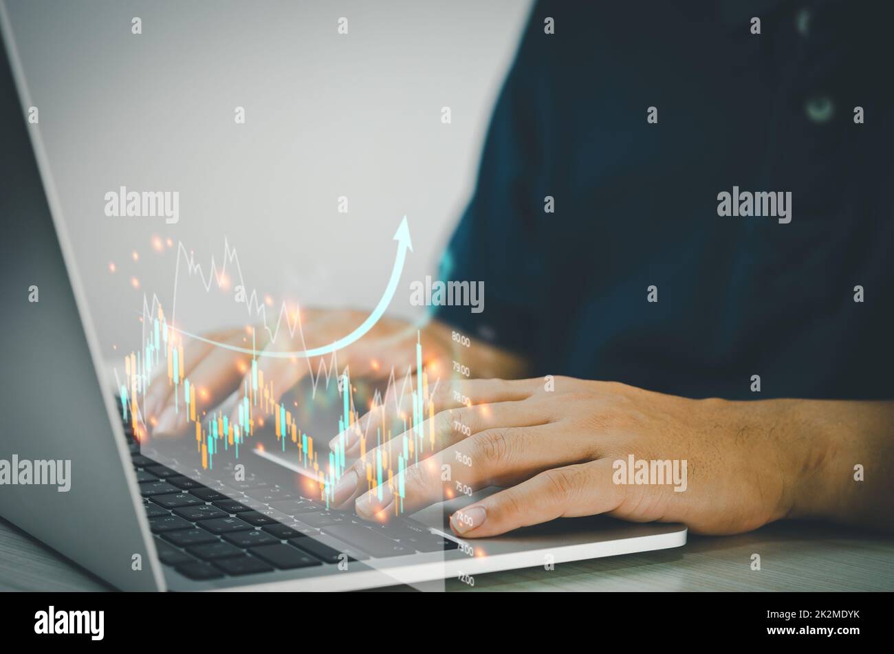 L'uomo si avvale dei computer per analizzare i dati e i grafici degli investimenti. Piani di trading finanziario e marketing tecnologico nel settore bancario digitale. Foto Stock