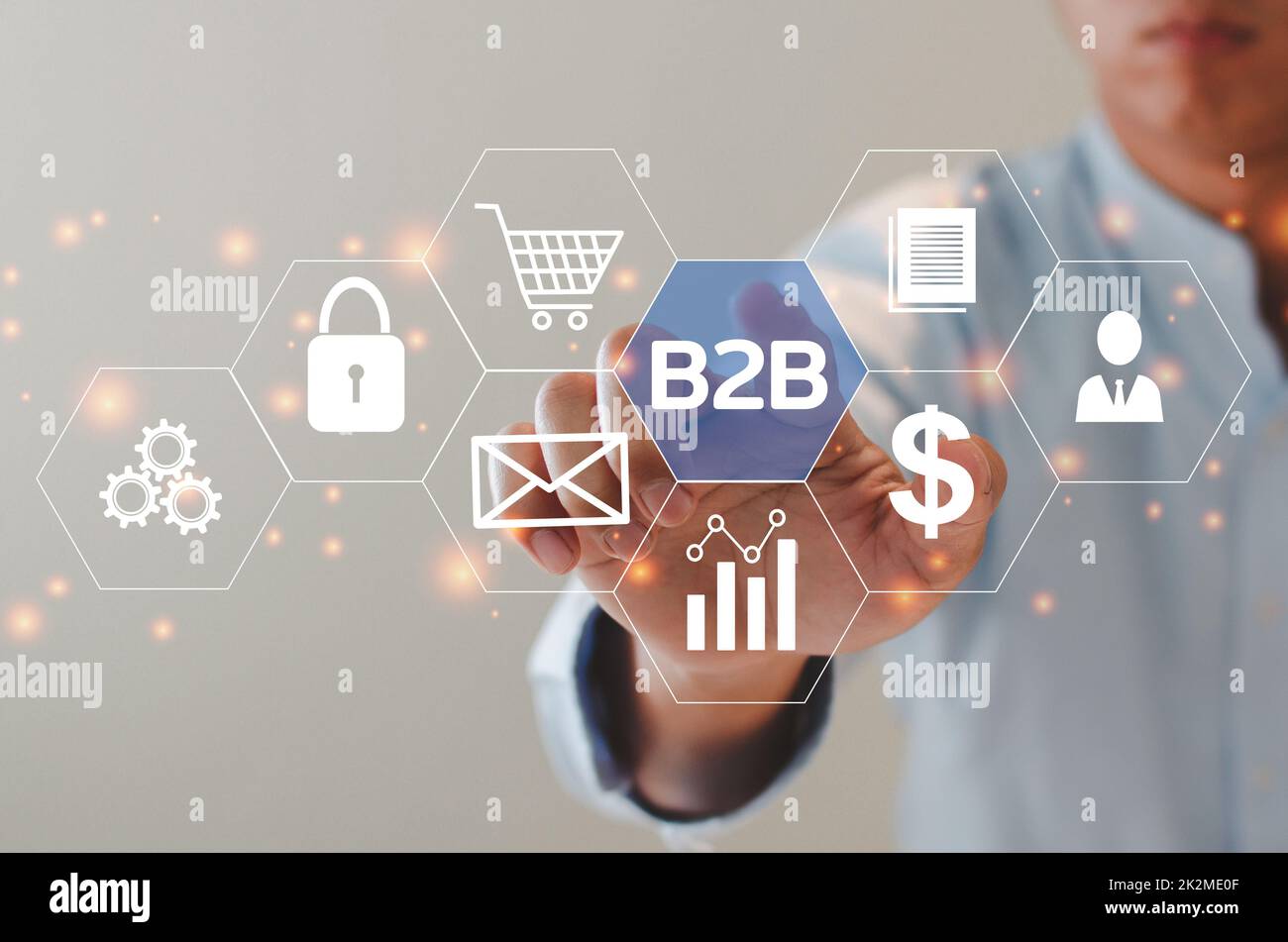 Uomo d'affari che tocca l'icona dello schermo virtuale B2B icone Business to Business e symbols.Commerce Technology Marketing Concept. Foto Stock