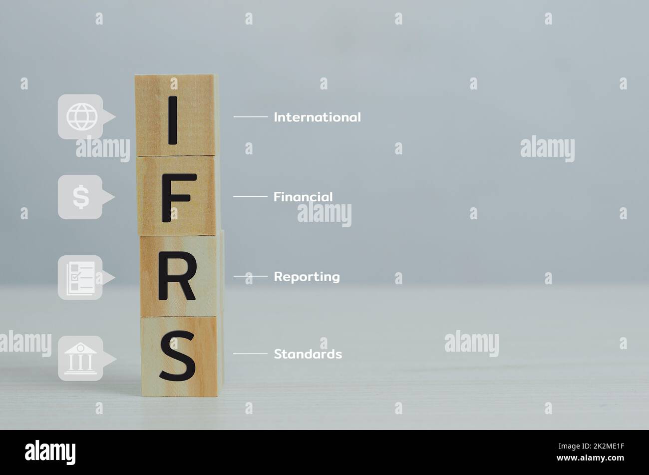cubetti di legno IFRS International Financial Reporting Standards con su tavola e copy space.Business concetti finanziari. Foto Stock