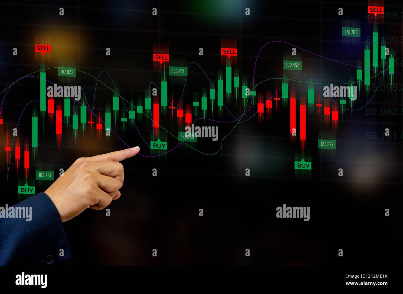 Concetto di investimento finanziario e commerciale. Stock e cripto investimento funds.businessman toccare schermo virtuale dati grafico a candela trading Forex grafici di finanziaria. Foto Stock