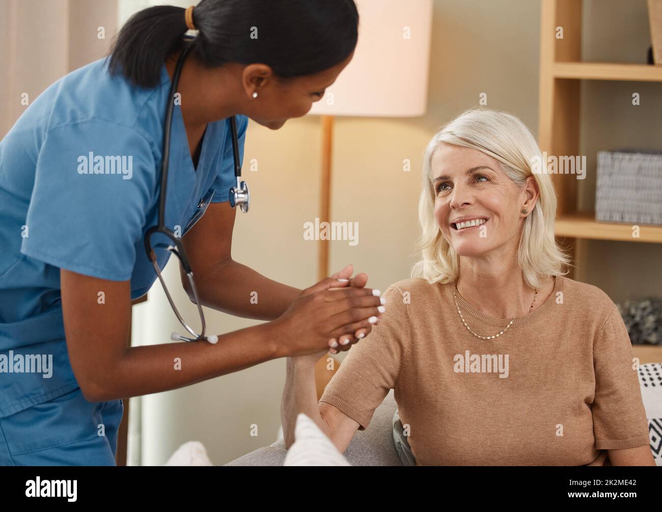 Non riesco a immaginare dove Id sia senza di te. Shot di un medico che ha una consultazione con una donna anziana a casa. Foto Stock