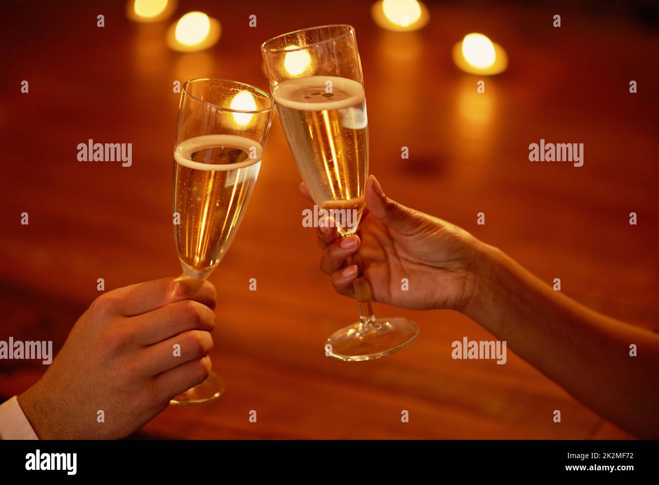 Heres a noi. Shot di una coppia inidentificabile tostatura con champagne. Foto Stock