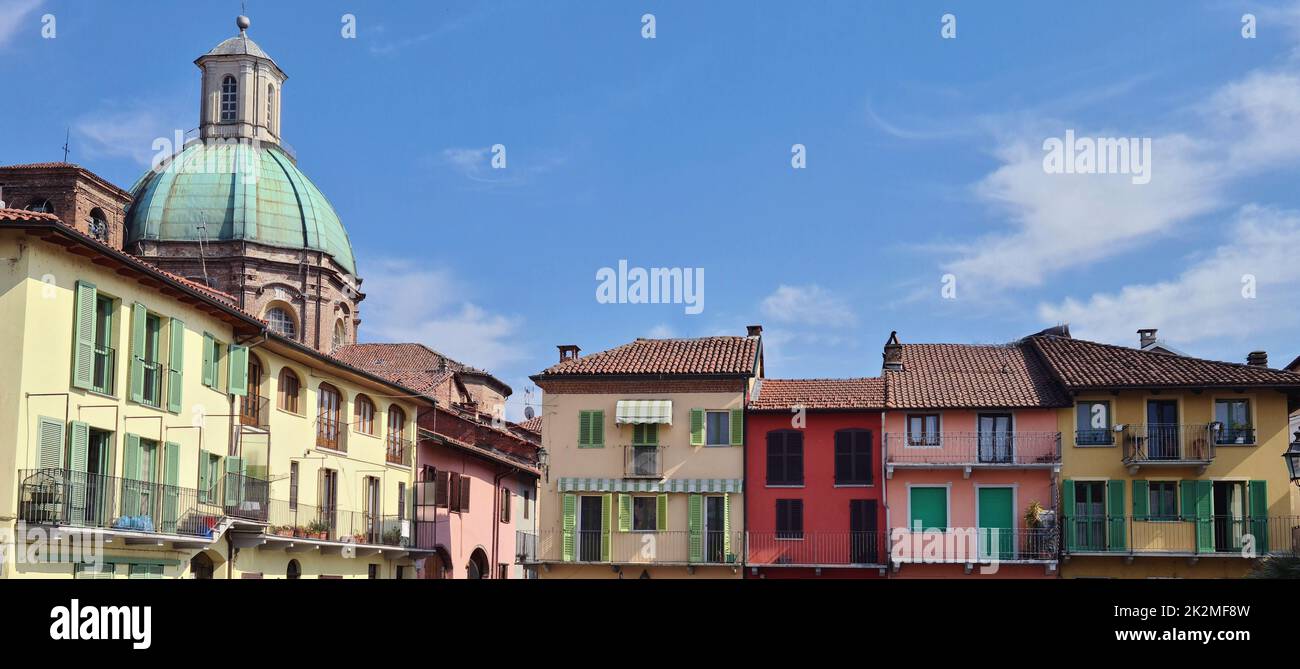 Il centro storico di origine medievale di Gassino Torinese con le case colorate di Piazza Sampieri e la cupola rinascimentale in rame dello Spirito Foto Stock