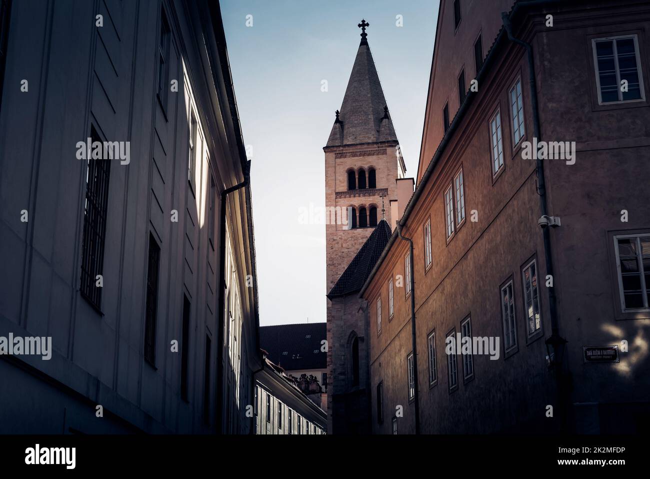 Strada stretta nel castello di Praga con la torre della Basilica di San Giorgio sullo sfondo. Praga, Repubblica Ceca Foto Stock