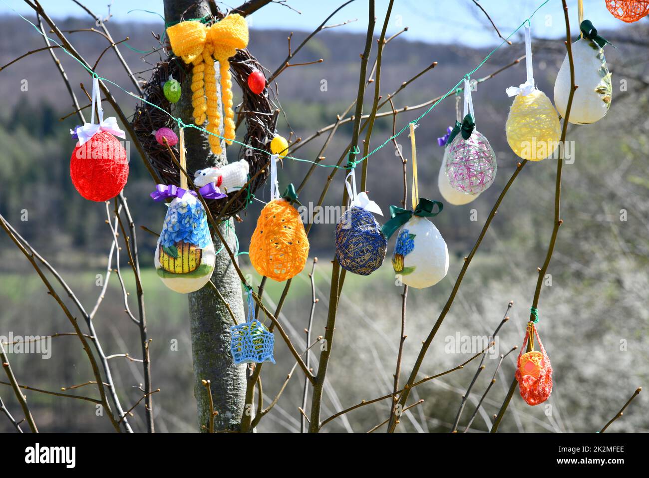 Donna rurale decorare un albero di Pasqua Foto Stock