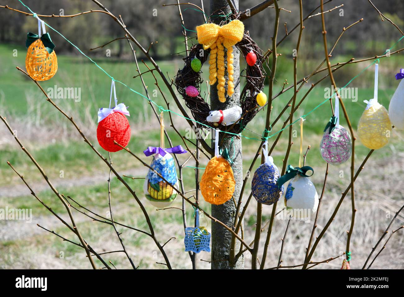 Donna rurale decorare un albero di Pasqua Foto Stock