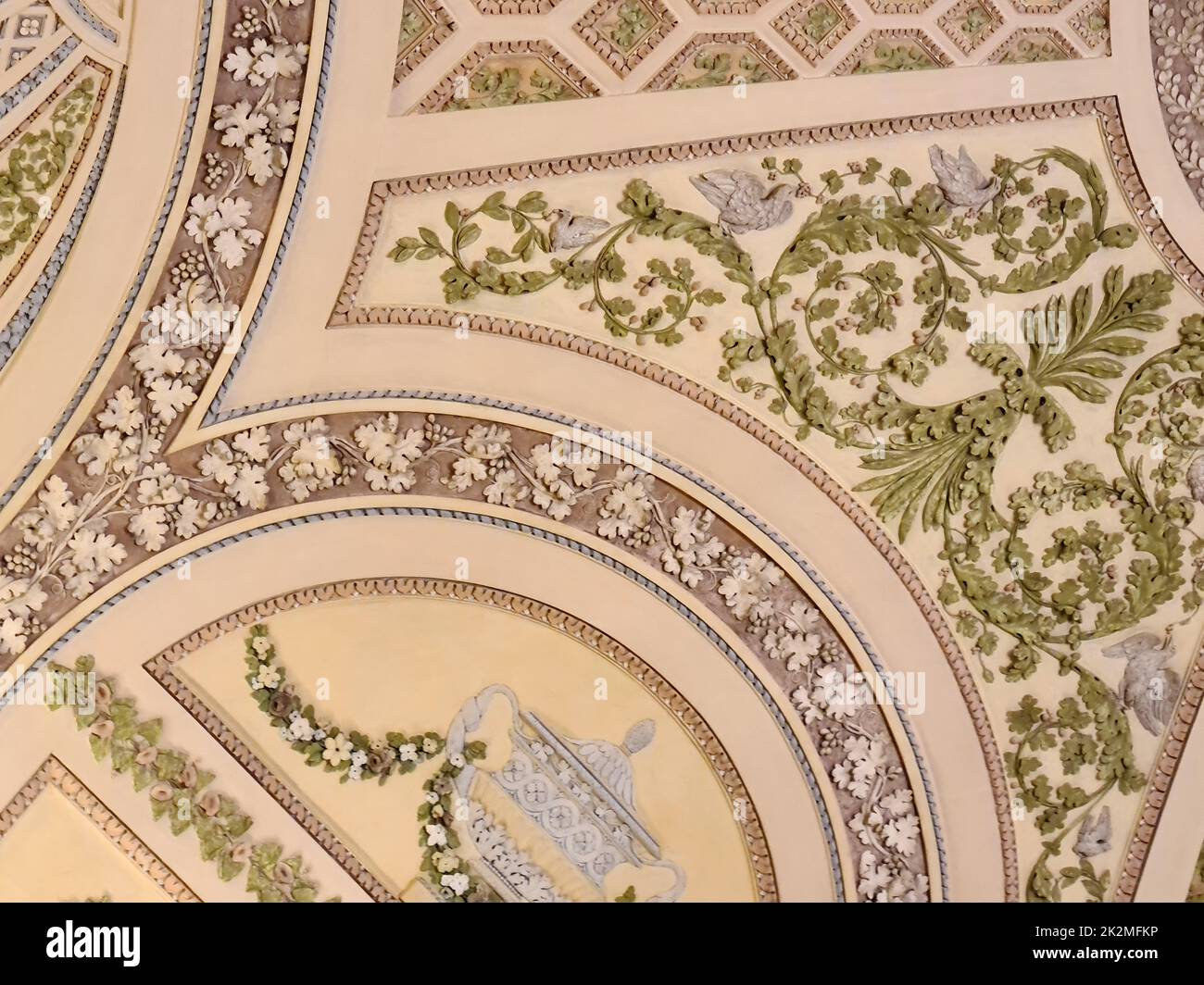 Raffinati bassorilievi sul soffitto del castello di Monza Foto Stock