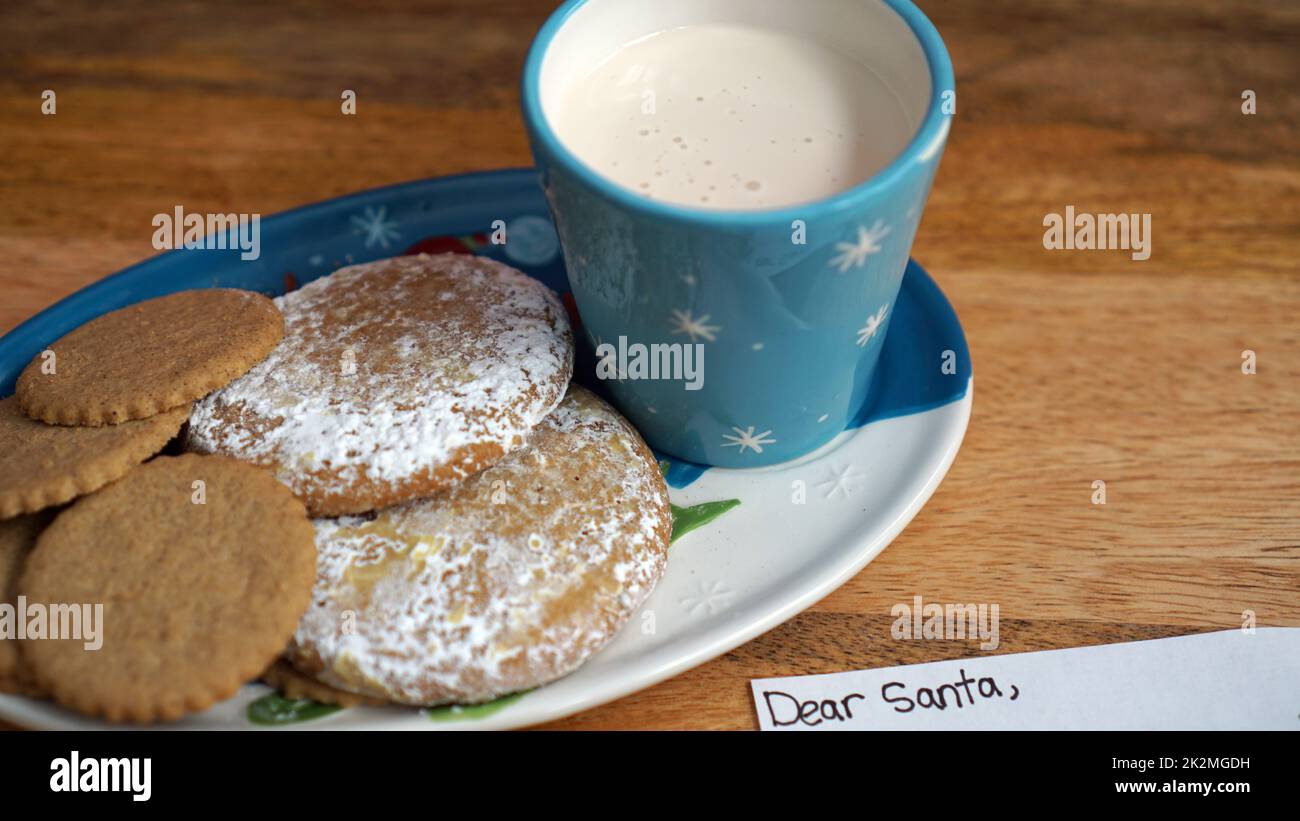 Biscotti e latte e una nota per Babbo Natale a Natale Foto Stock